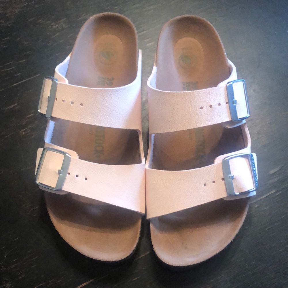 Birkenstock Vegan Leather Arizona in light rose color size 39 (8.5-9)